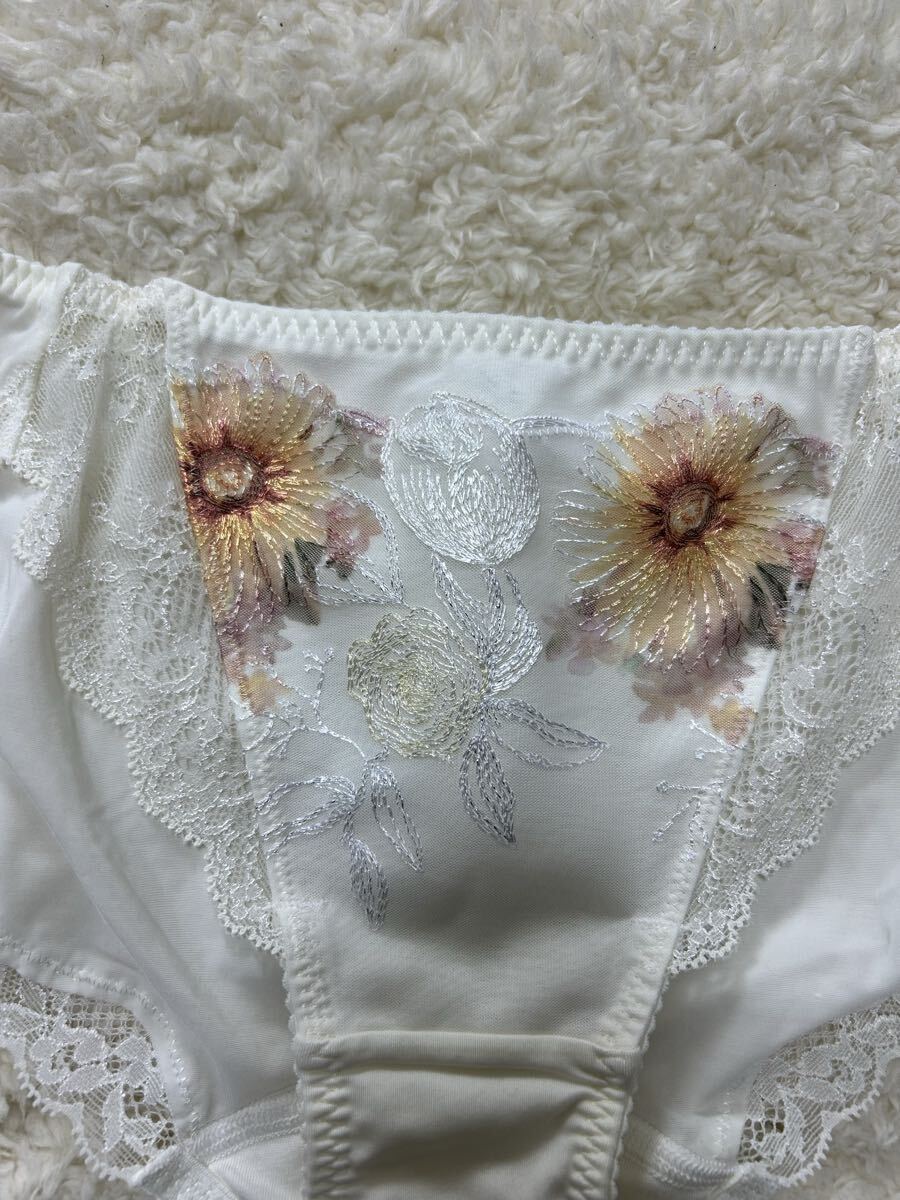 トリンプ　Triumph FLORALE プレミアム　フロラーレ　高級ショーツ　ホワイト_画像2