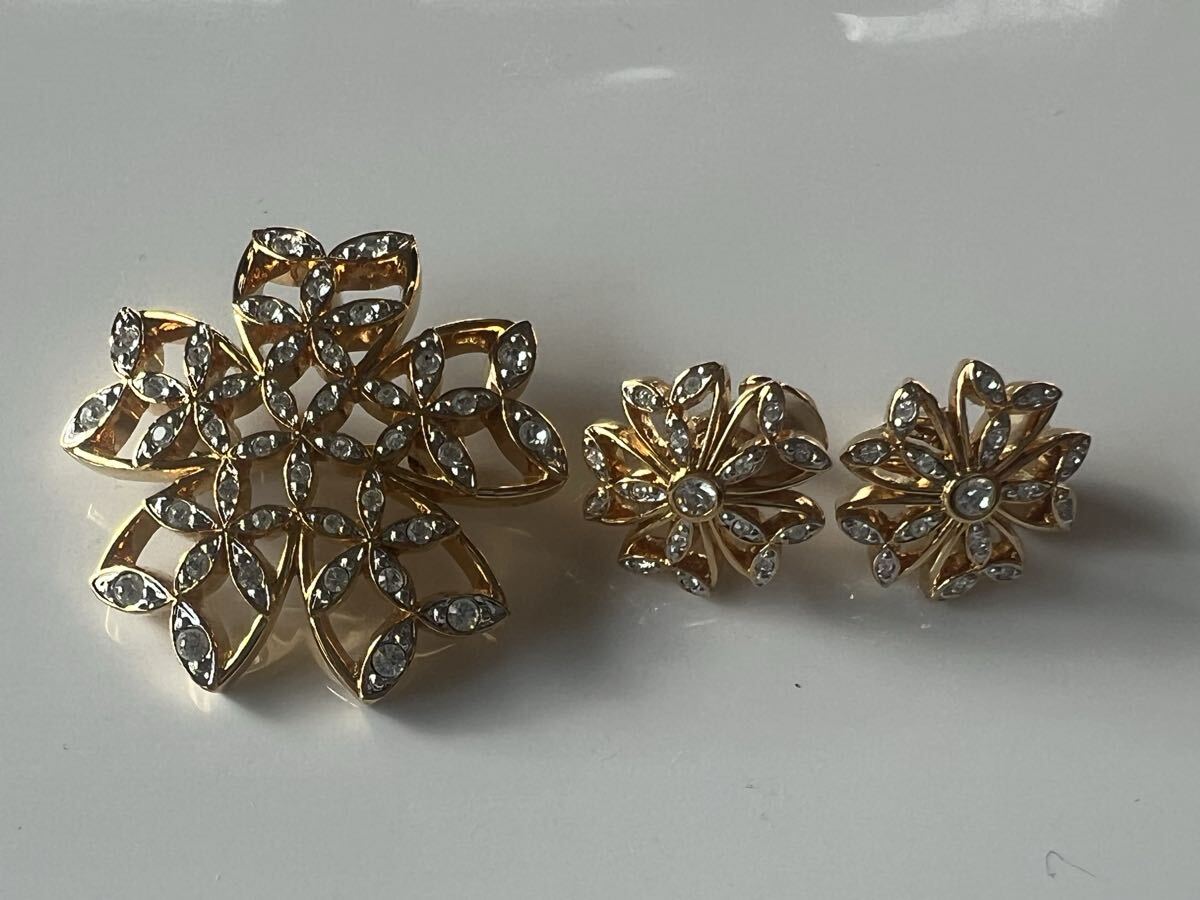 ☆スワロフスキー　マーク刻印　ブローチ&イヤリング_画像1