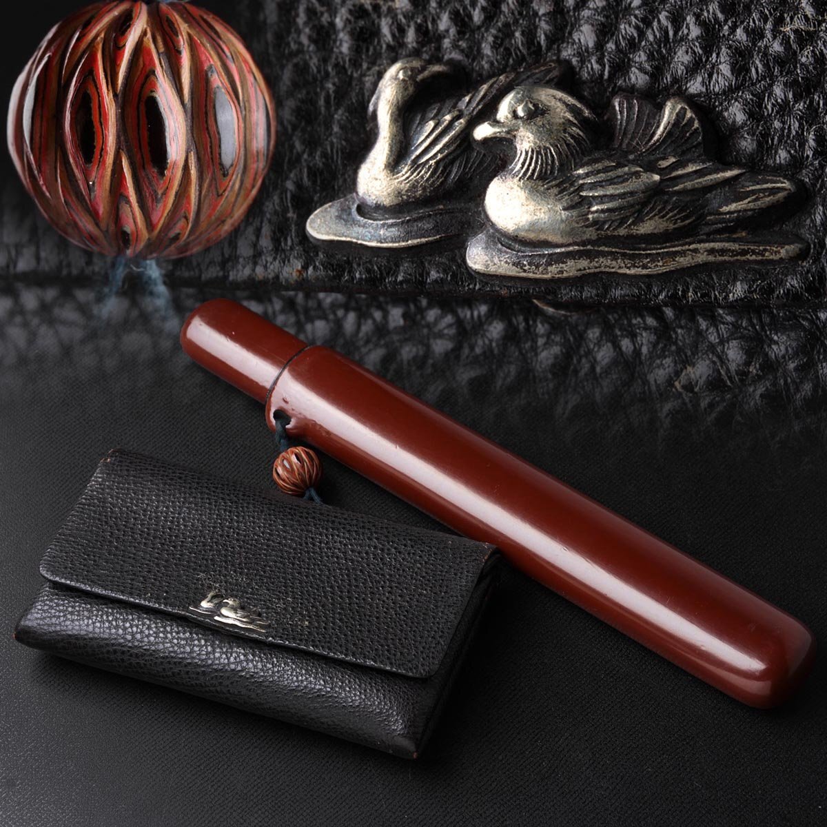 FD581 времена . предмет серебряный земля .. map передний металлические принадлежности кожаный дым . входить /.... шар / краска кисеру тубус *. входить * поясница разница . сигареты входить курение . старый изобразительное искусство 