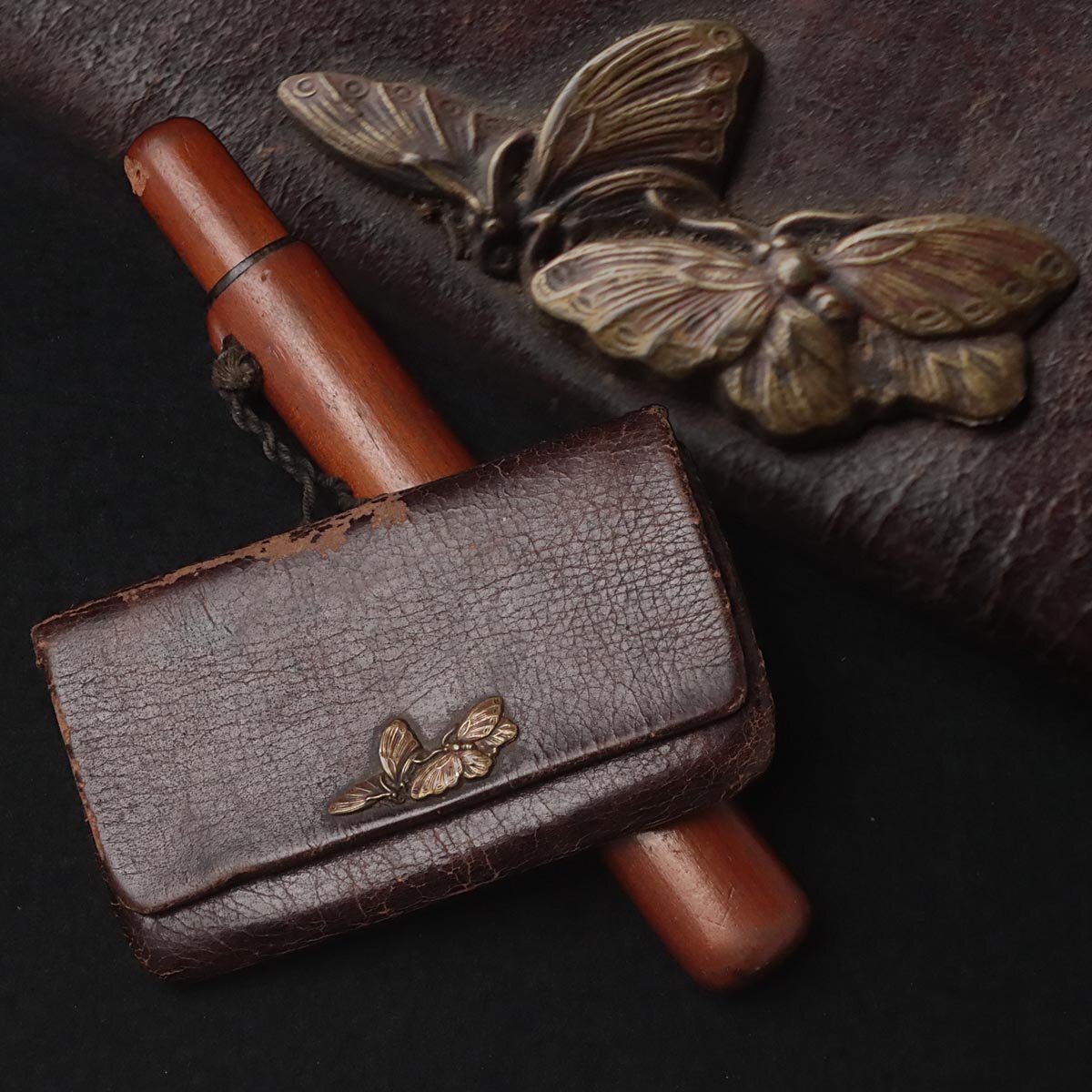 FD582 времена . предмет медь металлы цветная роспись . бабочка map передний металлические принадлежности кожаный дым . входить *. входить * поясница разница . сигареты входить курение ... предмет старый изобразительное искусство 