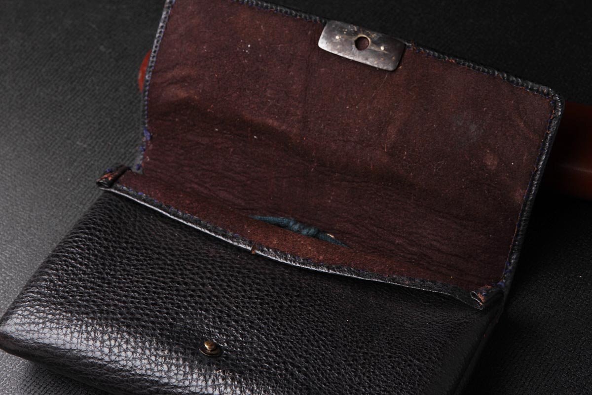 FD581 времена . предмет серебряный земля .. map передний металлические принадлежности кожаный дым . входить /.... шар / краска кисеру тубус *. входить * поясница разница . сигареты входить курение . старый изобразительное искусство 