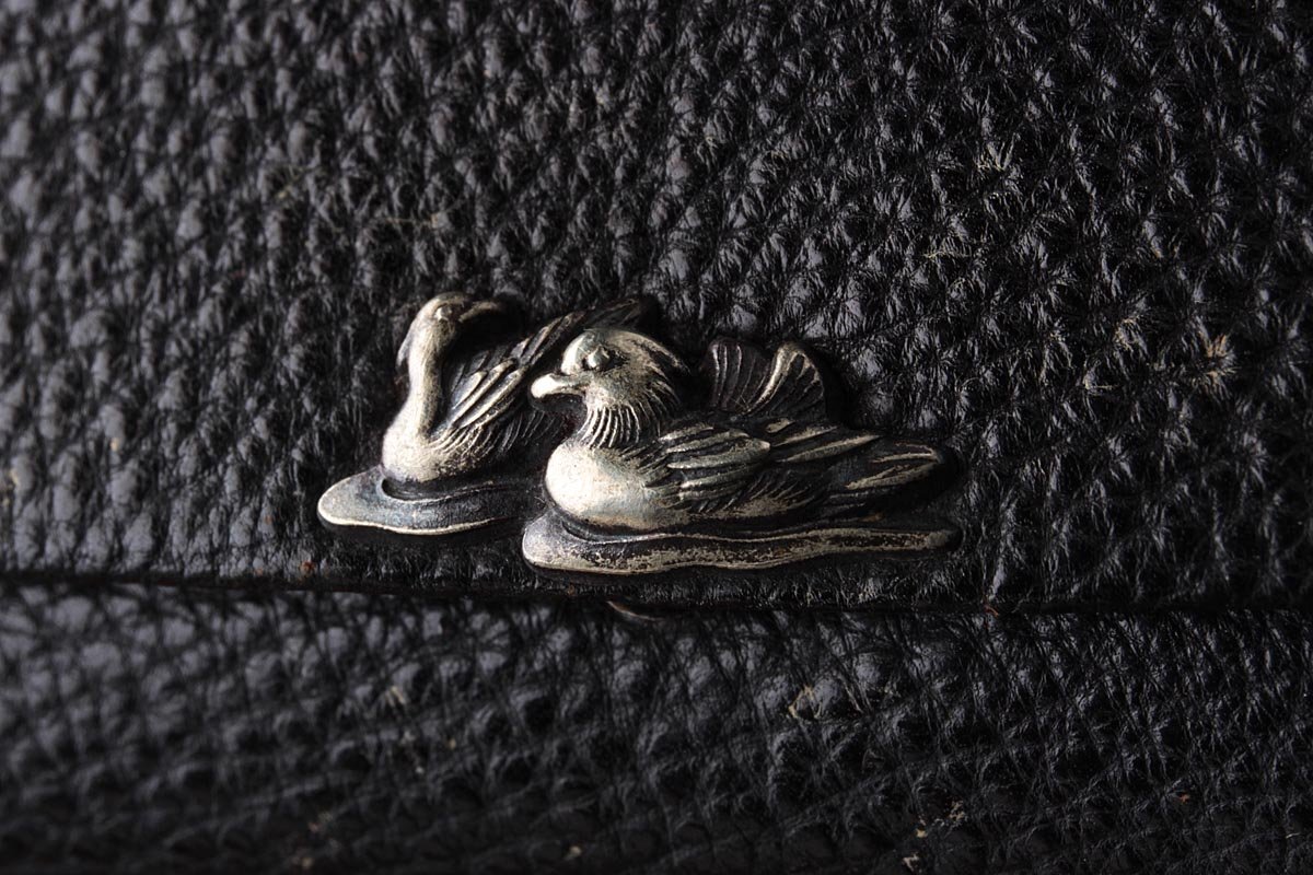 FD581 времена . предмет серебряный земля .. map передний металлические принадлежности кожаный дым . входить /.... шар / краска кисеру тубус *. входить * поясница разница . сигареты входить курение . старый изобразительное искусство 