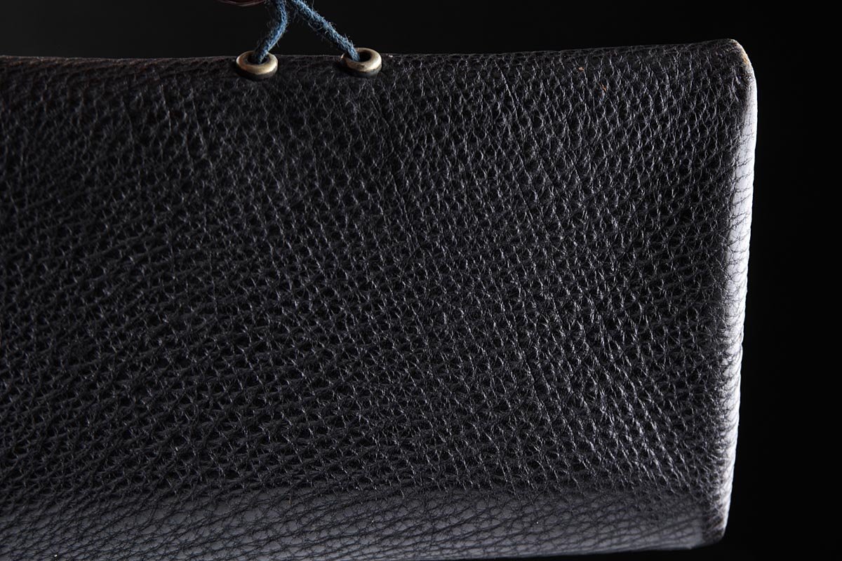 FD581 времена . предмет серебряный земля .. map передний металлические принадлежности кожаный дым . входить /.... шар / краска кисеру тубус *. входить * поясница разница . сигареты входить курение . старый изобразительное искусство 