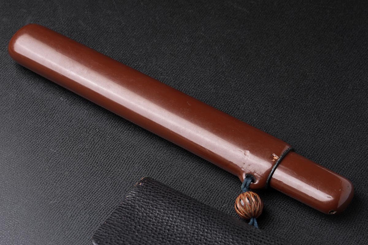 FD581 времена . предмет серебряный земля .. map передний металлические принадлежности кожаный дым . входить /.... шар / краска кисеру тубус *. входить * поясница разница . сигареты входить курение . старый изобразительное искусство 