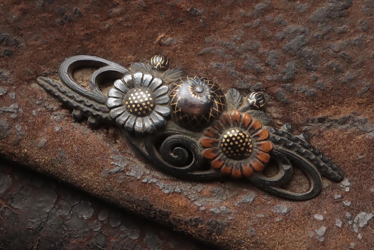 FD576 времена . предмет правильный .. 4 минут один золотой . обратная сторона сиденье медь металлы .. map передний металлические принадлежности олень кожаный дым . входить *. входить * сигареты входить курение . старый изобразительное искусство 