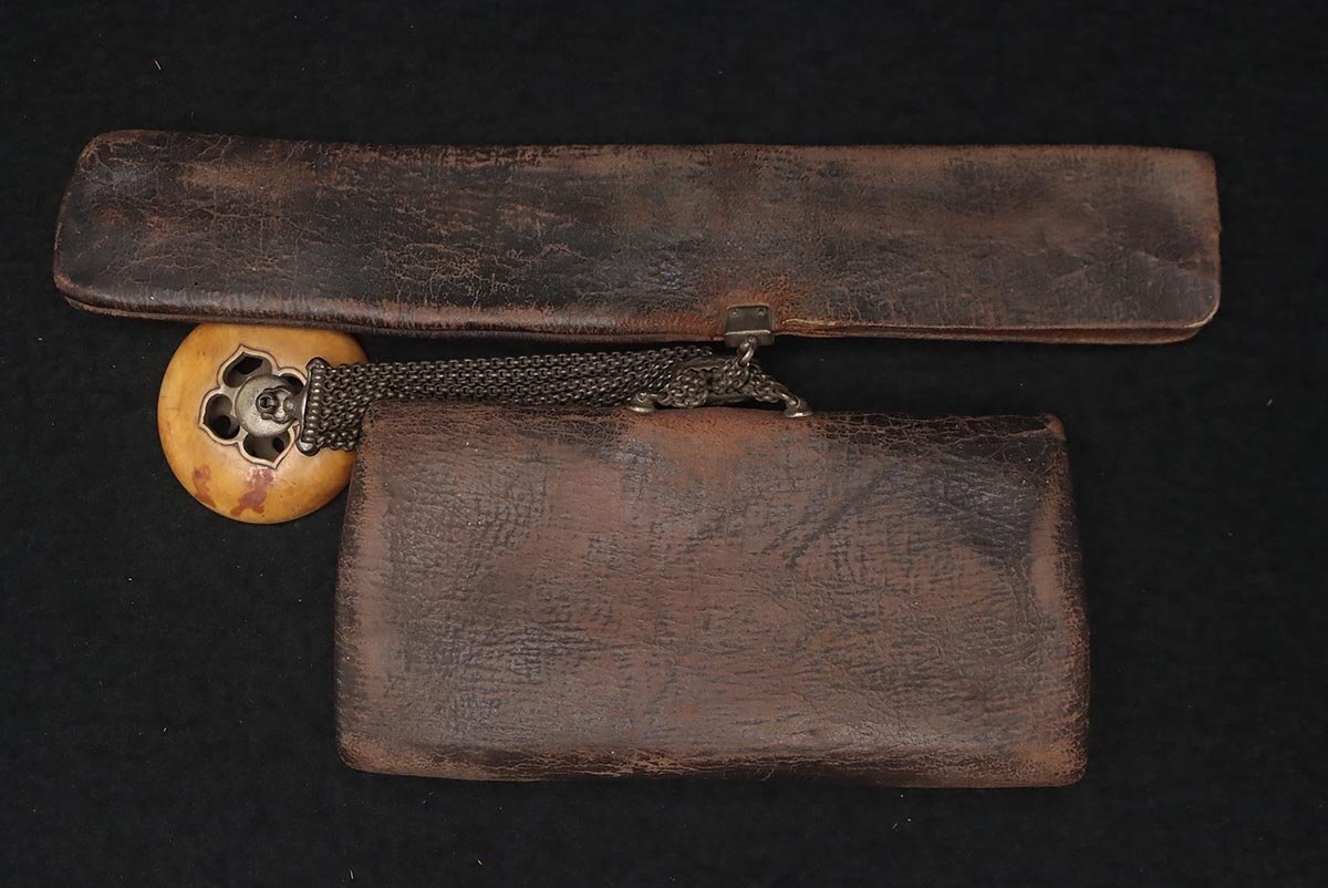 FD574 времена . предмет медь металлы серебряный ... невеста входить map передний металлические принадлежности кожаный дым . уплата .. есть /. дракон .. голова netsuke *. входить * поясница разница . сигареты входить курение . старый изобразительное искусство 