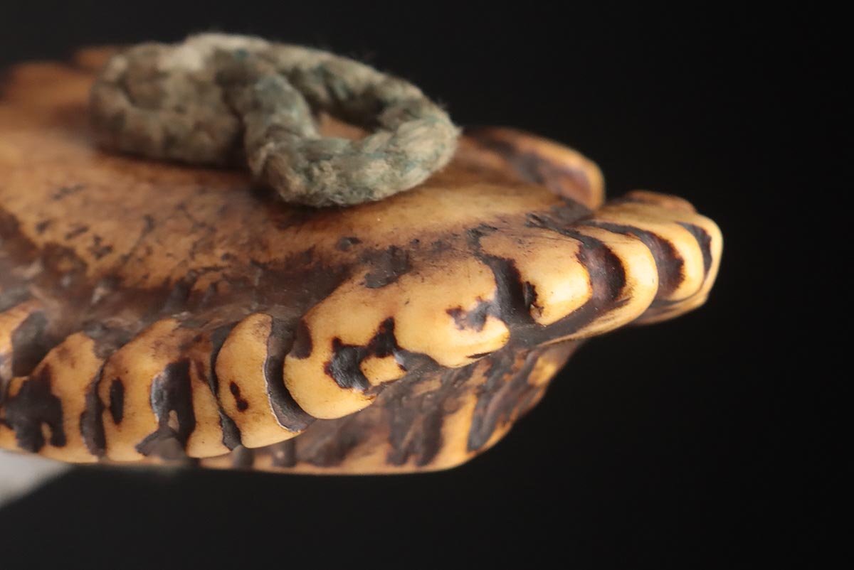 FD583 времена . предмет медь земля круг .. map передний металлические принадлежности олень кожаный дым . входить *. входить * один .. сигареты входить угол netsuke курение . старый изобразительное искусство