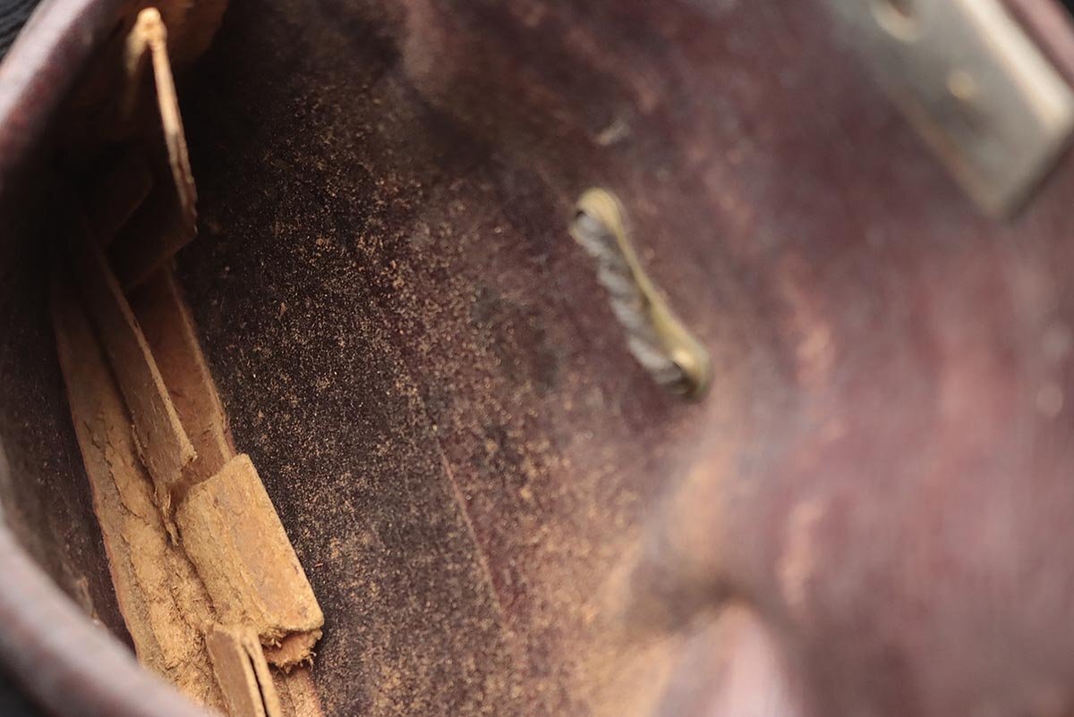 FD582 времена . предмет медь металлы цветная роспись . бабочка map передний металлические принадлежности кожаный дым . входить *. входить * поясница разница . сигареты входить курение ... предмет старый изобразительное искусство 