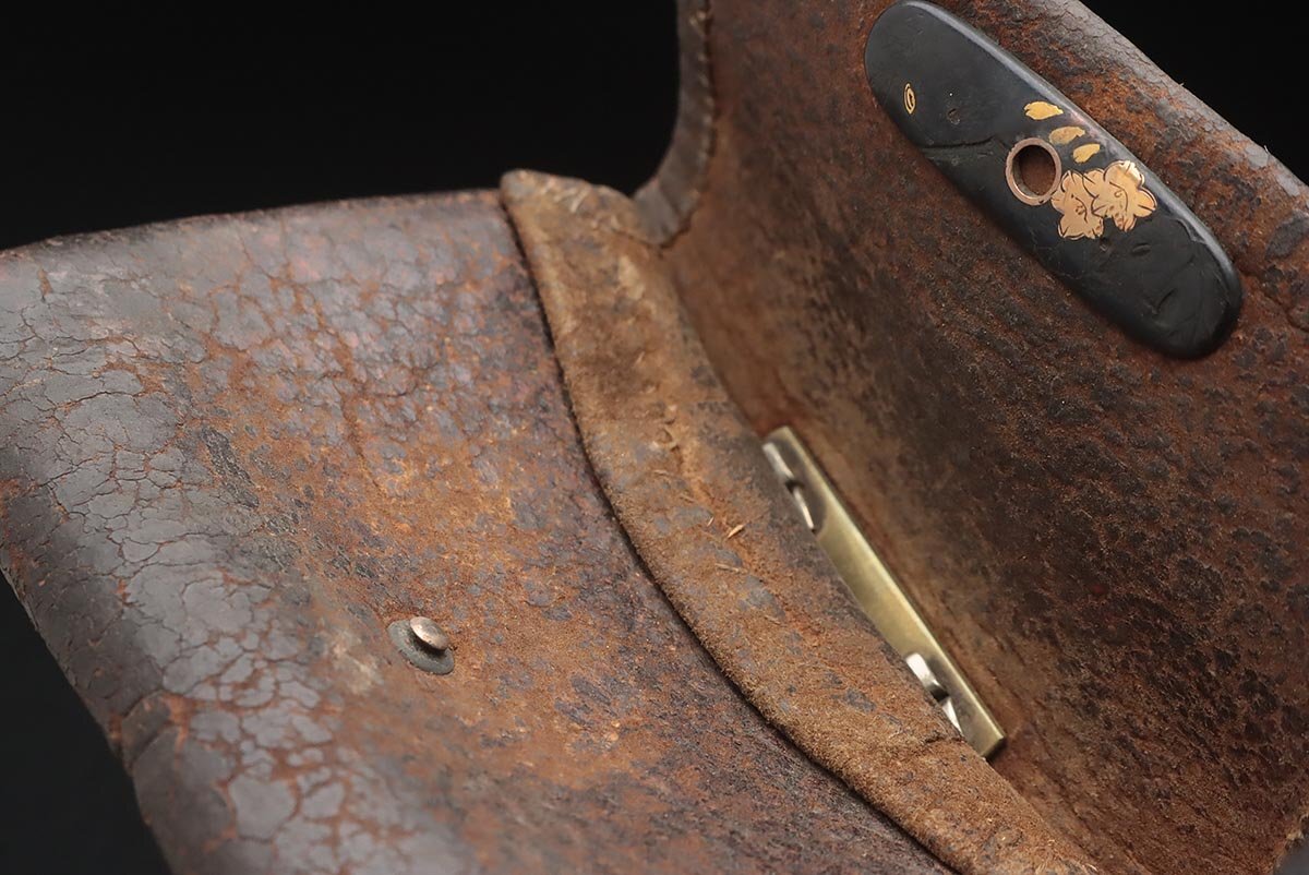 FD576 времена . предмет правильный .. 4 минут один золотой . обратная сторона сиденье медь металлы .. map передний металлические принадлежности олень кожаный дым . входить *. входить * сигареты входить курение . старый изобразительное искусство 