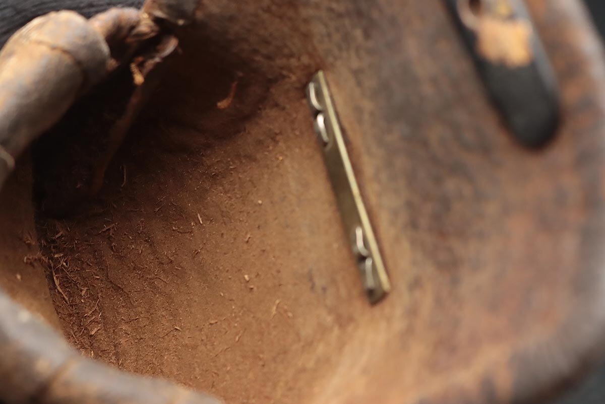 FD576 времена . предмет правильный .. 4 минут один золотой . обратная сторона сиденье медь металлы .. map передний металлические принадлежности олень кожаный дым . входить *. входить * сигареты входить курение . старый изобразительное искусство 