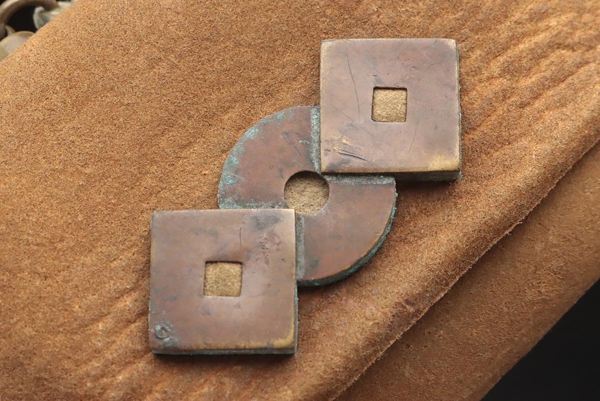 FD583 времена . предмет медь земля круг .. map передний металлические принадлежности олень кожаный дым . входить *. входить * один .. сигареты входить угол netsuke курение . старый изобразительное искусство