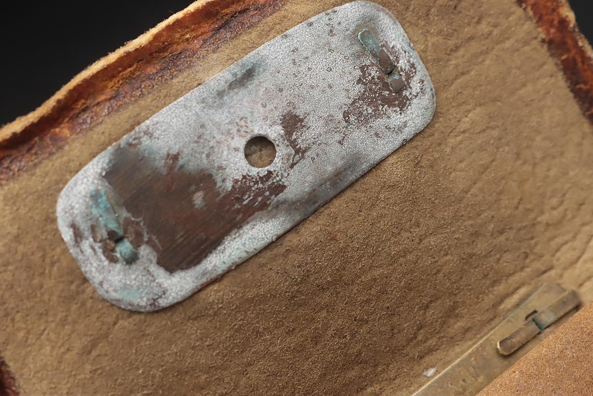 FD583 времена . предмет медь земля круг .. map передний металлические принадлежности олень кожаный дым . входить *. входить * один .. сигареты входить угол netsuke курение . старый изобразительное искусство