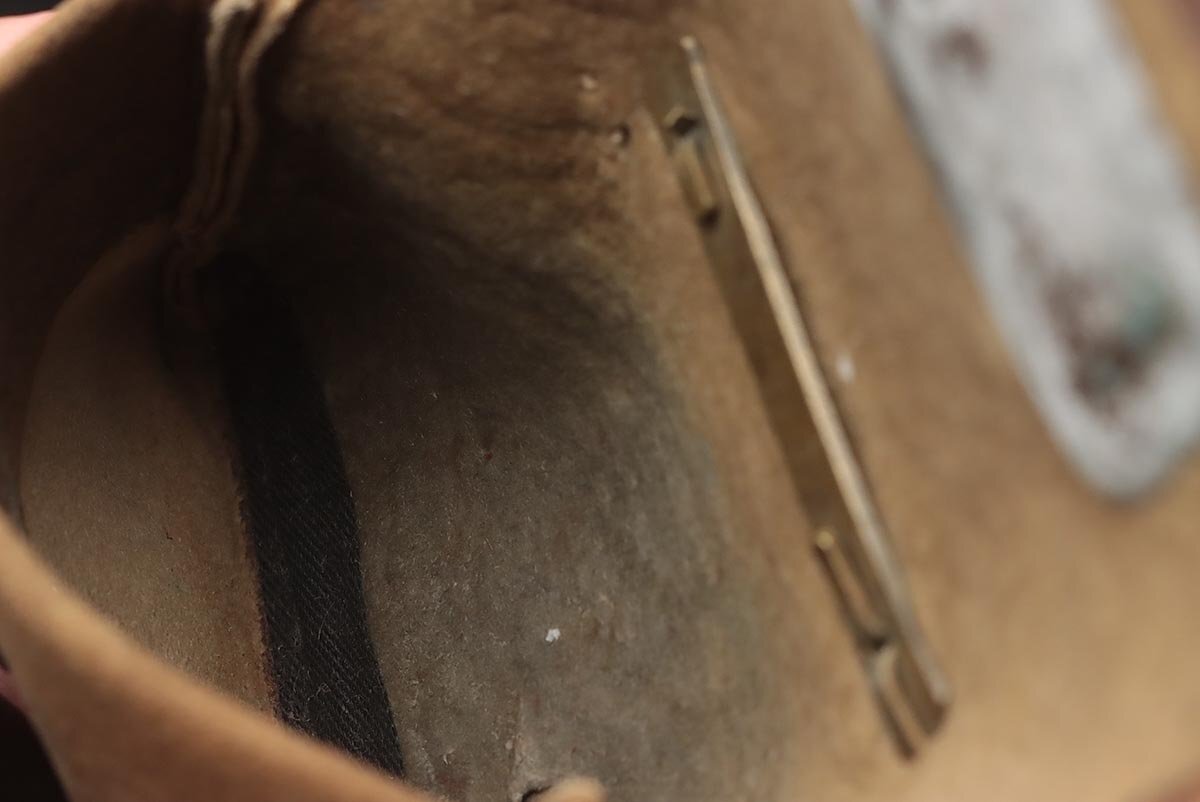 FD583 времена . предмет медь земля круг .. map передний металлические принадлежности олень кожаный дым . входить *. входить * один .. сигареты входить угол netsuke курение . старый изобразительное искусство