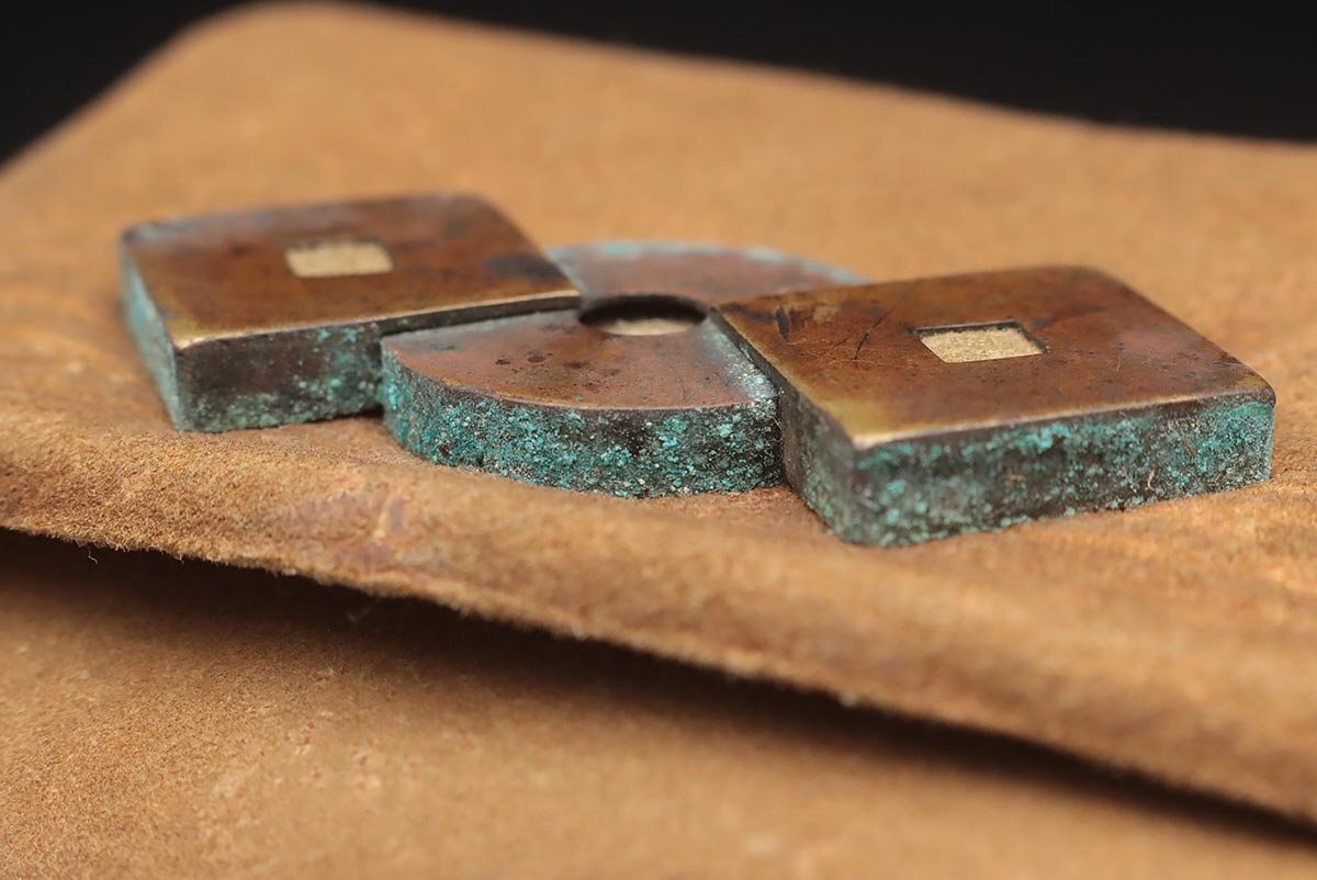 FD583 времена . предмет медь земля круг .. map передний металлические принадлежности олень кожаный дым . входить *. входить * один .. сигареты входить угол netsuke курение . старый изобразительное искусство