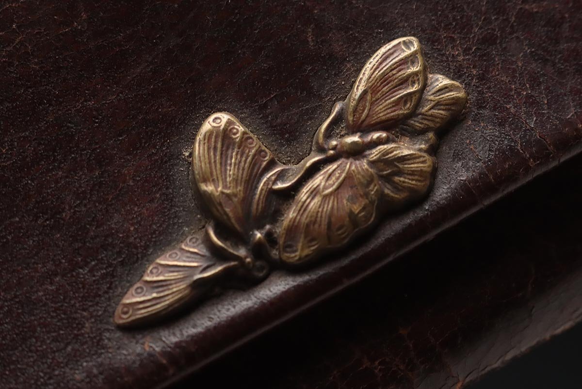 FD582 времена . предмет медь металлы цветная роспись . бабочка map передний металлические принадлежности кожаный дым . входить *. входить * поясница разница . сигареты входить курение ... предмет старый изобразительное искусство 