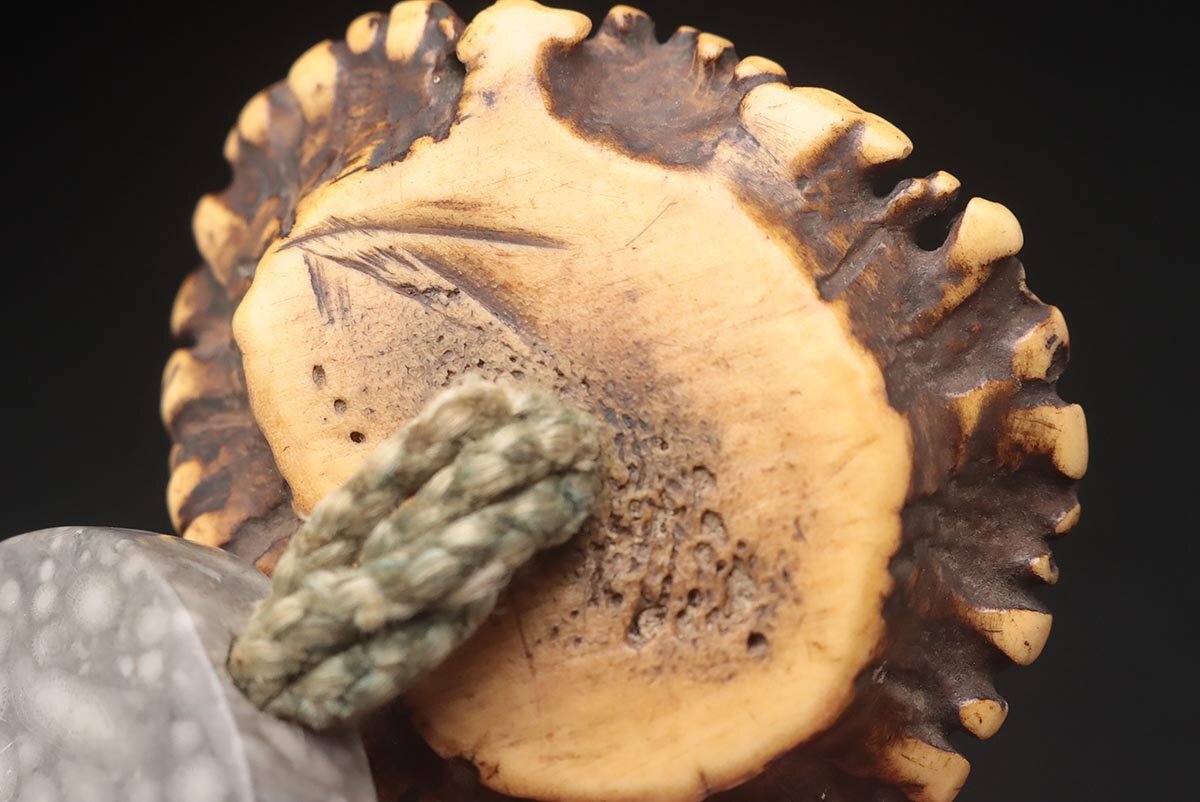 FD583 времена . предмет медь земля круг .. map передний металлические принадлежности олень кожаный дым . входить *. входить * один .. сигареты входить угол netsuke курение . старый изобразительное искусство 