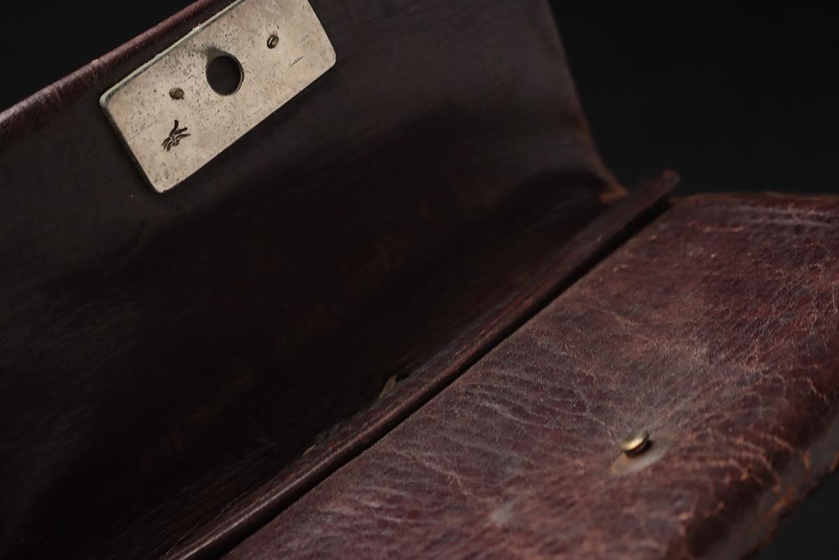 FD582 времена . предмет медь металлы цветная роспись . бабочка map передний металлические принадлежности кожаный дым . входить *. входить * поясница разница . сигареты входить курение ... предмет старый изобразительное искусство 