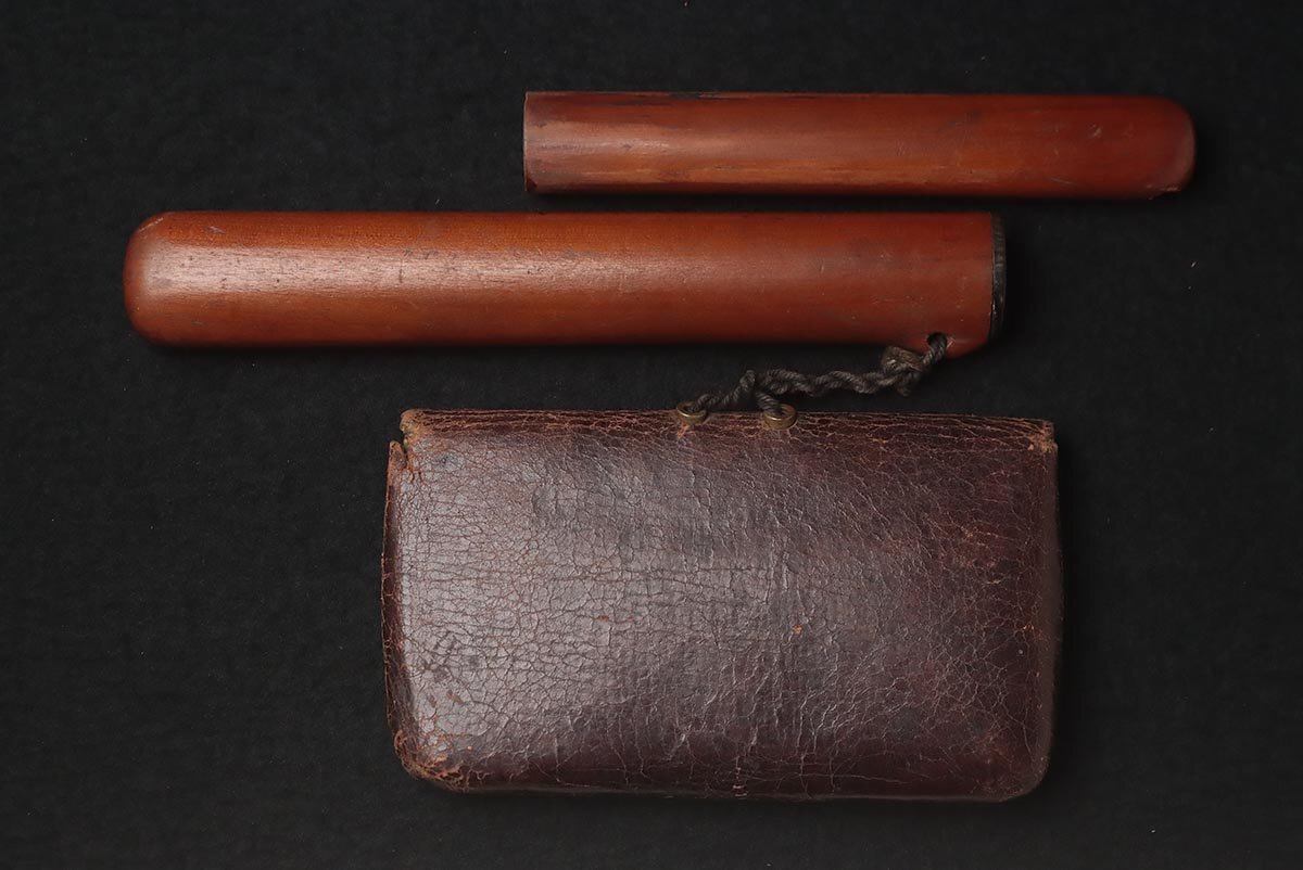 FD582 времена . предмет медь металлы цветная роспись . бабочка map передний металлические принадлежности кожаный дым . входить *. входить * поясница разница . сигареты входить курение ... предмет старый изобразительное искусство 