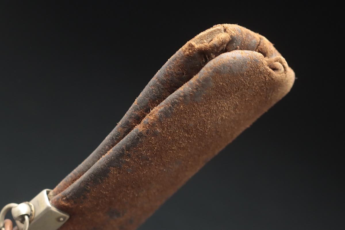 FD576 времена . предмет правильный .. 4 минут один золотой . обратная сторона сиденье медь металлы .. map передний металлические принадлежности олень кожаный дым . входить *. входить * сигареты входить курение . старый изобразительное искусство 