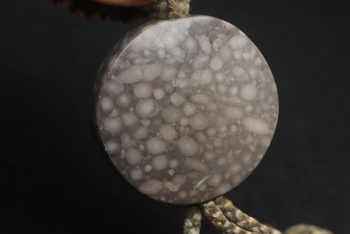 FD583 времена . предмет медь земля круг .. map передний металлические принадлежности олень кожаный дым . входить *. входить * один .. сигареты входить угол netsuke курение . старый изобразительное искусство