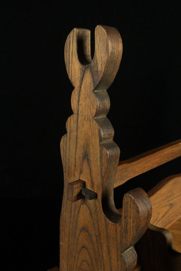 [.] времена меч принадлежности книга@ дзельква маленький выдвижной ящик имеется большой маленький короткий меч три шт. держит . меч .. старый дом первый сердце суп товар G-92