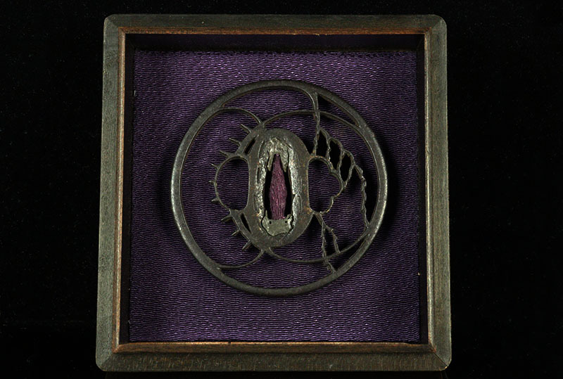 [.] название реквизит специальный выпуск * сохранение меч принадлежности первоклассный . металлический земля круг форма ... красный склон гарда меча металлический тест самый хорошо название товар . меч принадлежности G-129