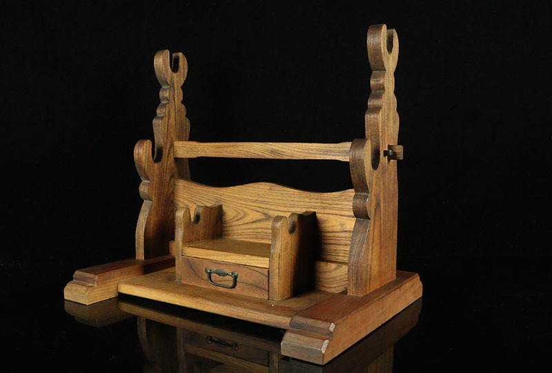 [.] времена меч принадлежности книга@ дзельква маленький выдвижной ящик имеется большой маленький короткий меч три шт. держит . меч .. старый дом первый сердце суп товар G-92