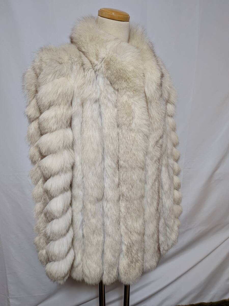【11K-75】ボリューム袖！ブルーフォックス リアルファーコート★段々デザイン_画像2
