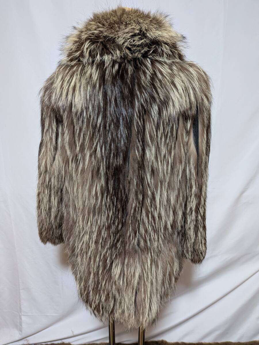 【11K-3】煌めく毛並み◆シルバーフォックス◆リアルファーコート◆圧倒的な存在感と気品_画像4