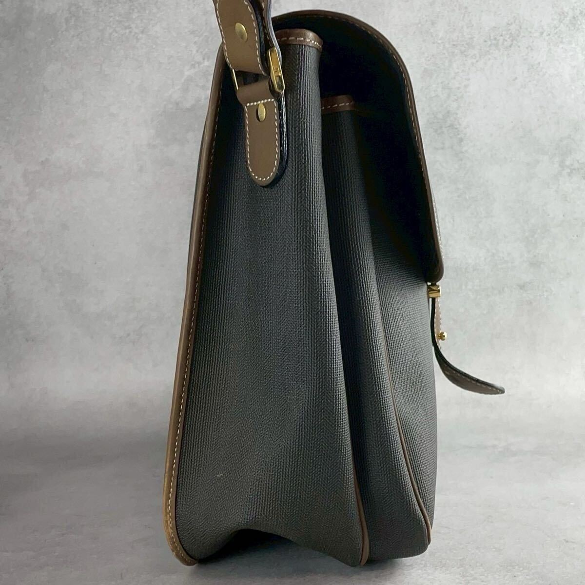 A4 dunhill ダンヒル メッセンジャーバッグ ショルダーバッグ グレー レザー 本革 斜めがけ クロスボディ フラップ メンズ 大容量_画像5