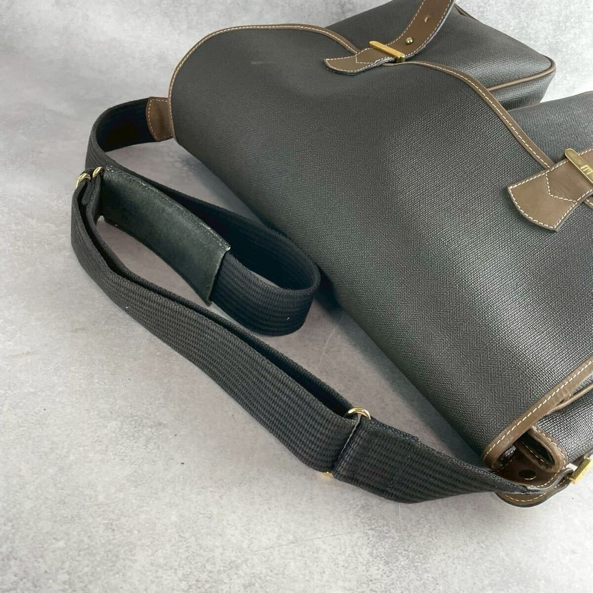 A4 dunhill ダンヒル メッセンジャーバッグ ショルダーバッグ グレー レザー 本革 斜めがけ クロスボディ フラップ メンズ 大容量_画像9