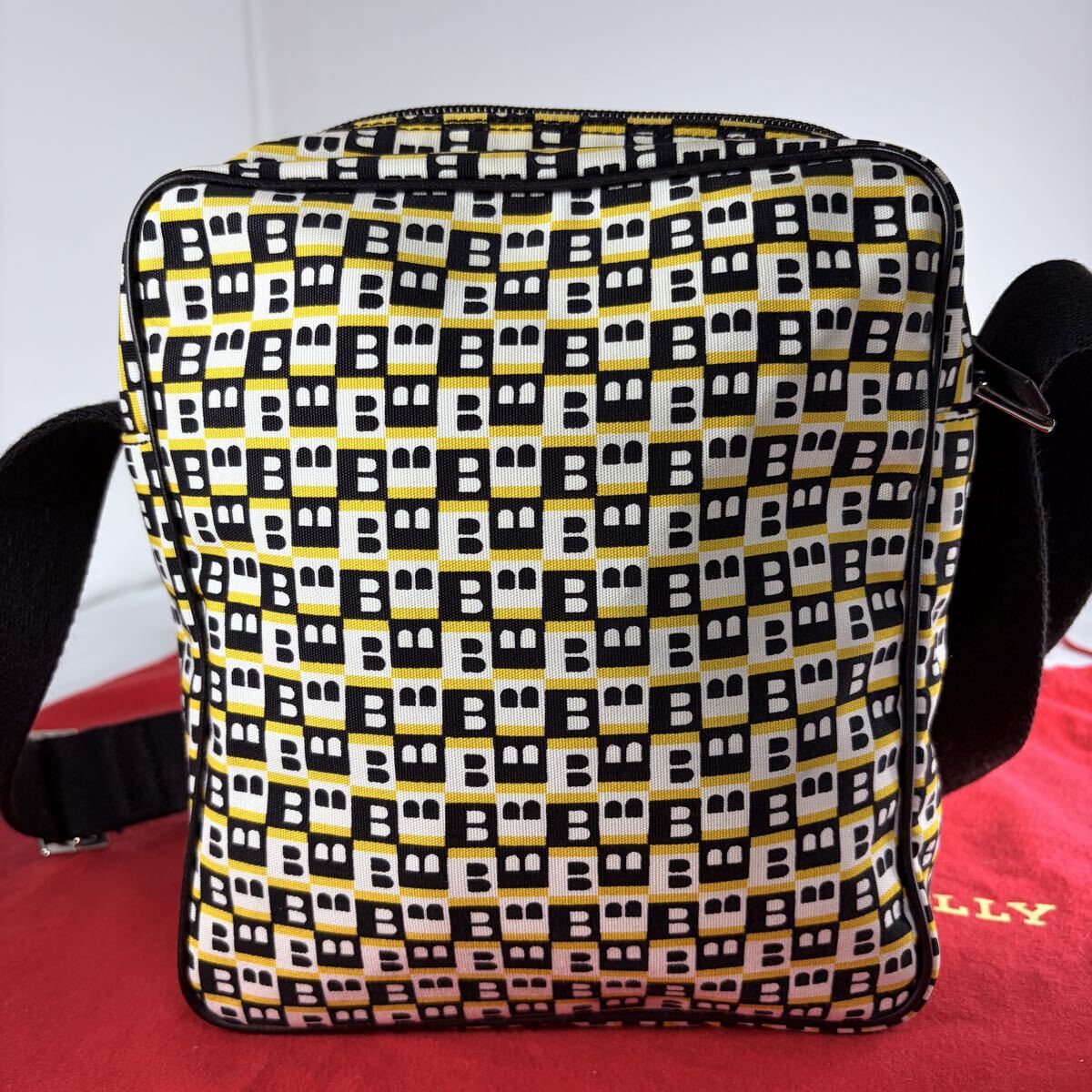 1円【 美品 】 バリー BALLY ショルダーバッグ クロスボディ レザー 本革 斜め掛け Bロゴ 総柄 レディース メンズ_画像2