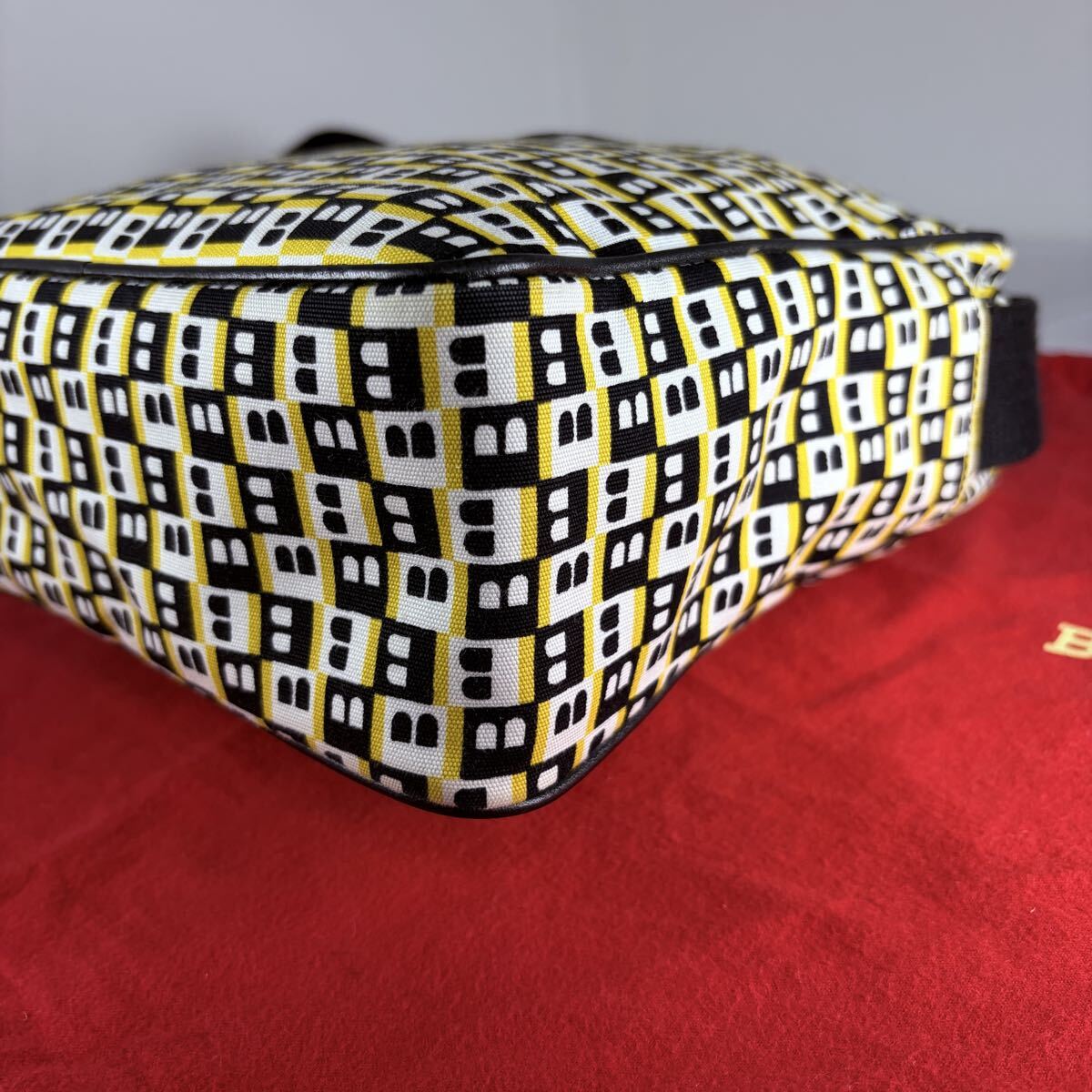 1円【 美品 】 バリー BALLY ショルダーバッグ クロスボディ レザー 本革 斜め掛け Bロゴ 総柄 レディース メンズ_画像4