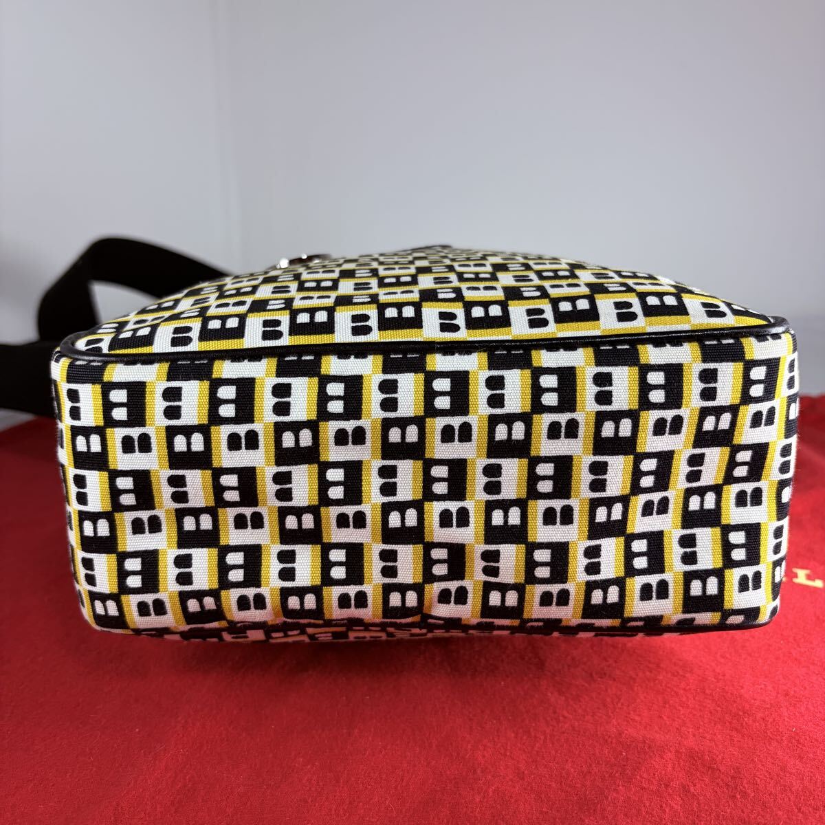 1円【 美品 】 バリー BALLY ショルダーバッグ クロスボディ レザー 本革 斜め掛け Bロゴ 総柄 レディース メンズ_画像5