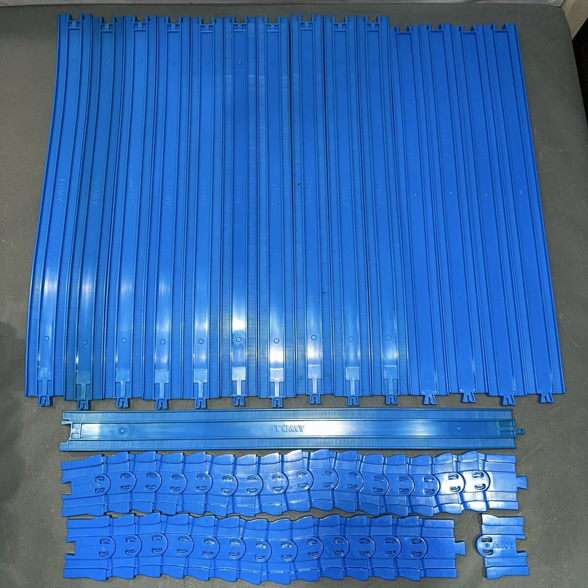 プラレール レール 2倍直線レール 4本 ニュー坂レール 11本 まがレール 1.5本 タカラトミー 線路 大量まとめ売り (18)80_画像1