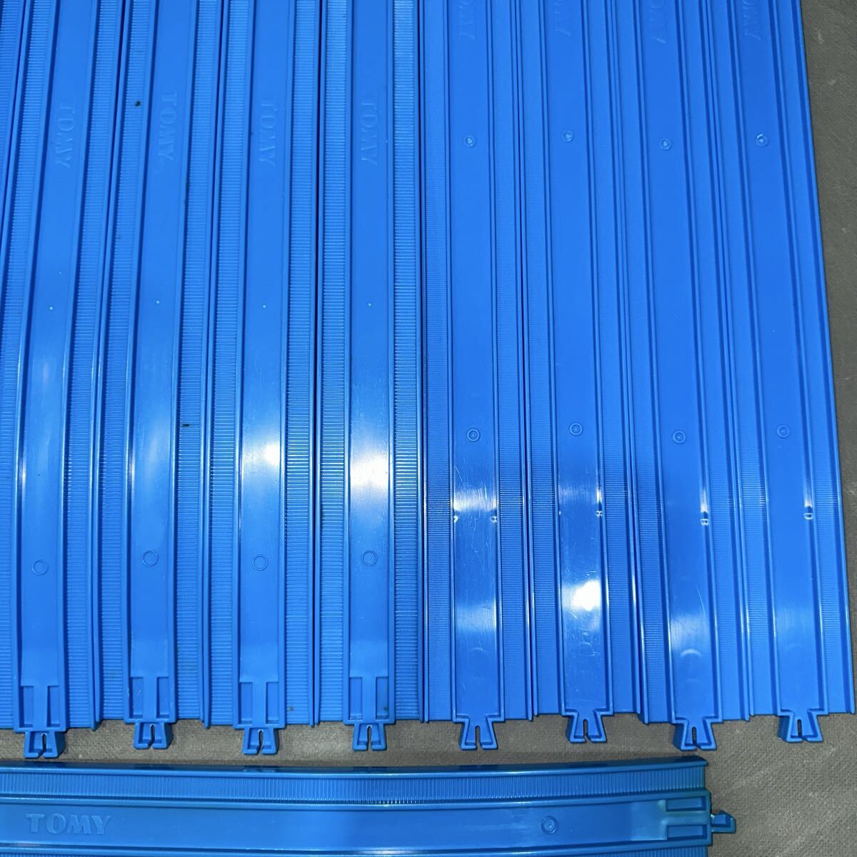 プラレール レール 2倍直線レール 4本 ニュー坂レール 11本 まがレール 1.5本 タカラトミー 線路 大量まとめ売り (18)80_画像5