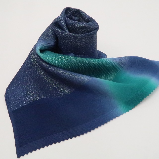 tomihisa 美品 ふくれ織 銀通し 暈し バイカラー 着物 正絹 和装小物“銀河のような神秘を歌う紺青色×青緑色”帯揚げ 7256　_画像10