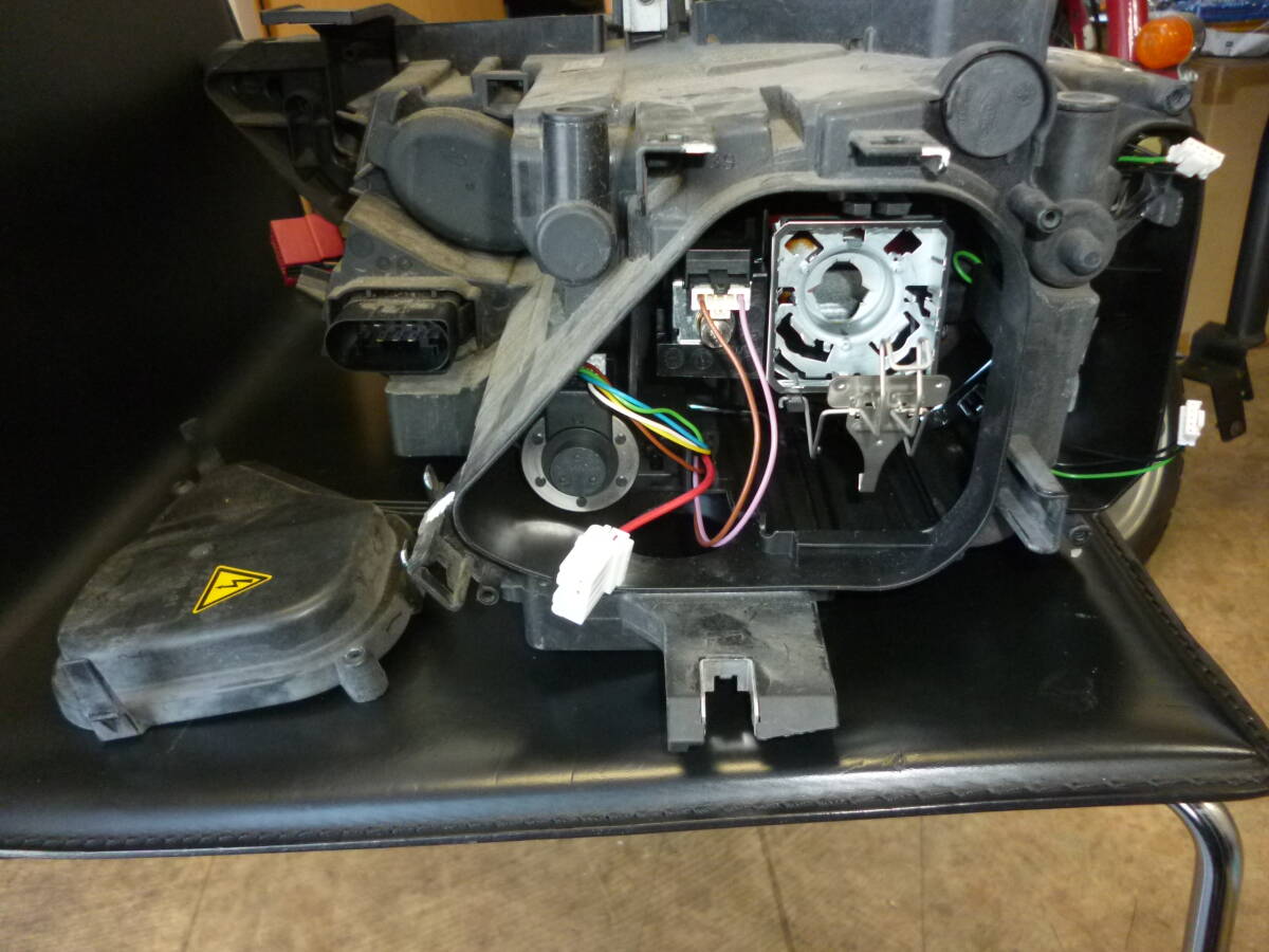 アウディ 　Q3　 8U 　前期　 純正　右 ヘッドライト 　中古品_画像3