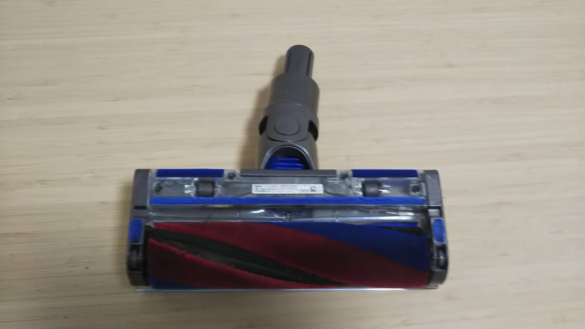 ◇ダイソンフルセット/dyson/SV21/コードレスサイクロン式スティッククリーナー/通電確認済/動作確認済(破損あり)/中古品/GI-5960_画像4