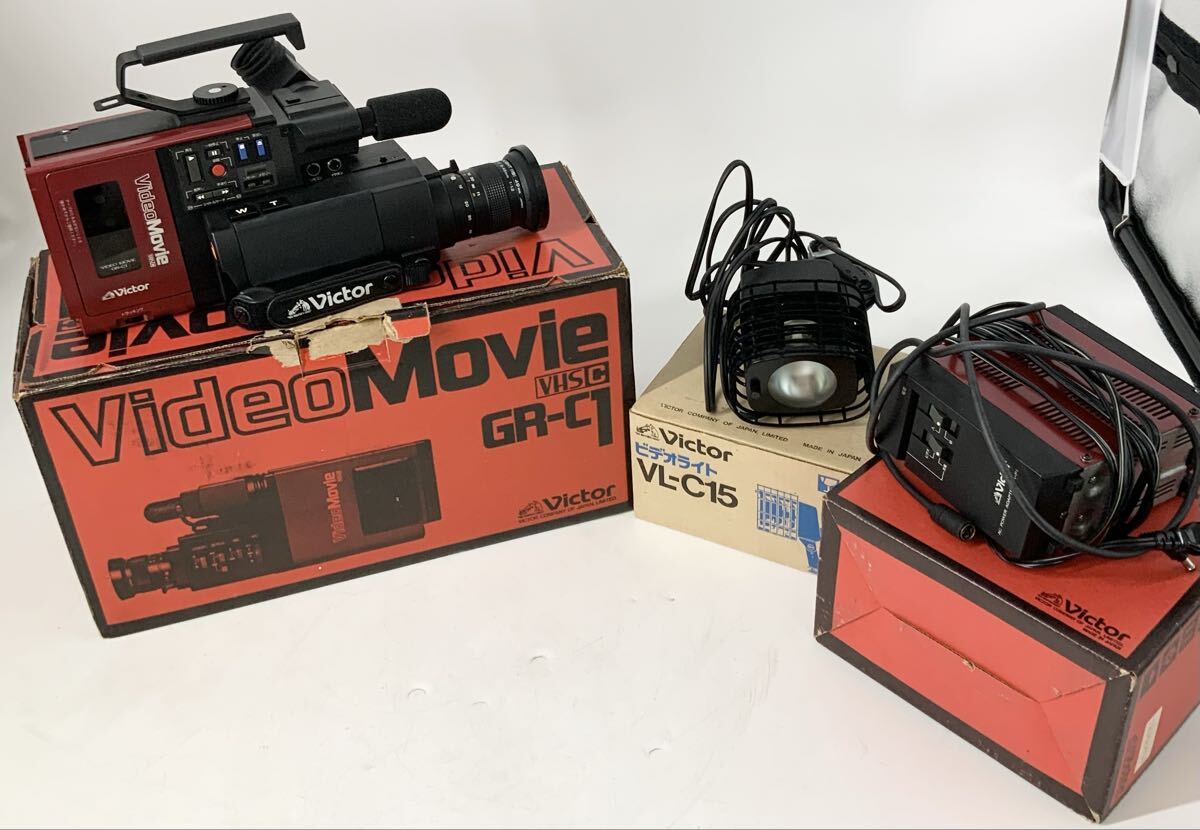 【15】ビデオカメラ　ビクター　Victor　VHS-C VideoMovie GR-C1　現状品　ブラック　ビデオ一体型　アダプター　ビデオライト　付属品多数_画像1