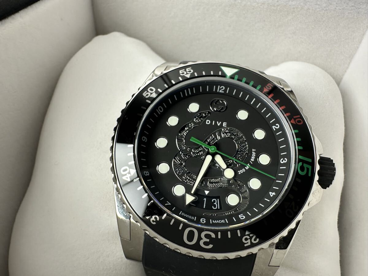 ◯ 美品 動作確認済 GUCCI グッチ ダイブ スネーク 腕時計 クォーツ デイト 3針 136.2 ブラック シルバー メンズ ラバーベルト_画像1