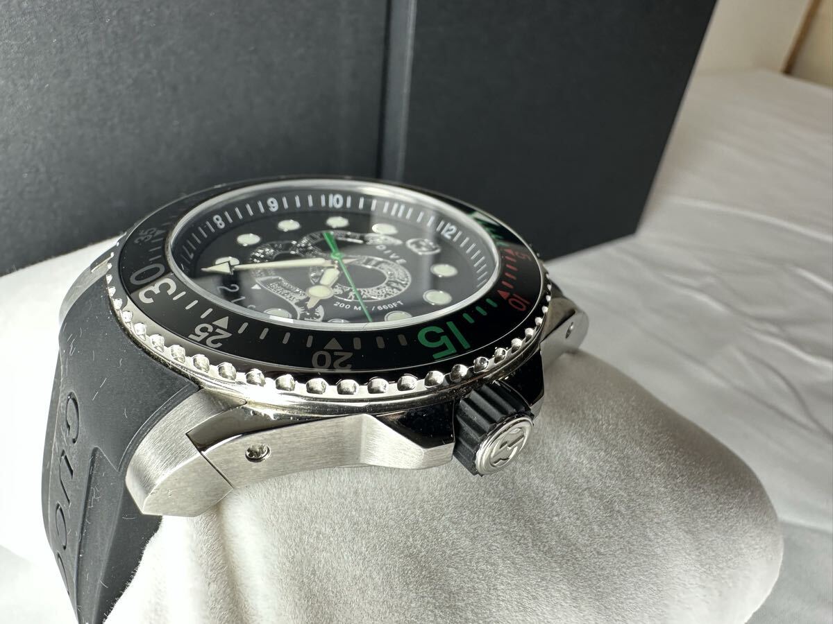 ◯ 美品 動作確認済 GUCCI グッチ ダイブ スネーク 腕時計 クォーツ デイト 3針 136.2 ブラック シルバー メンズ ラバーベルト_画像3