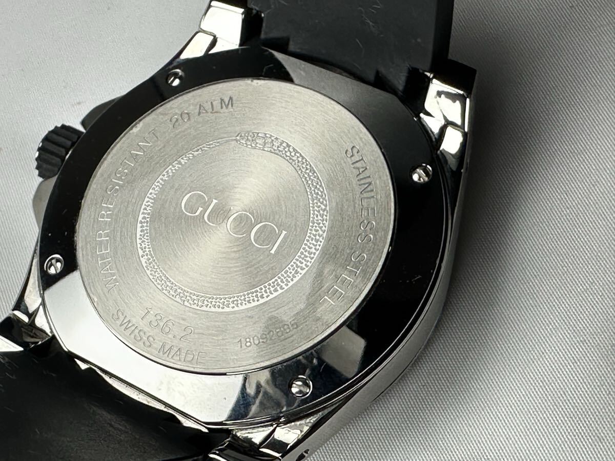 ◯ 美品 動作確認済 GUCCI グッチ ダイブ スネーク 腕時計 クォーツ デイト 3針 136.2 ブラック シルバー メンズ ラバーベルト_画像5