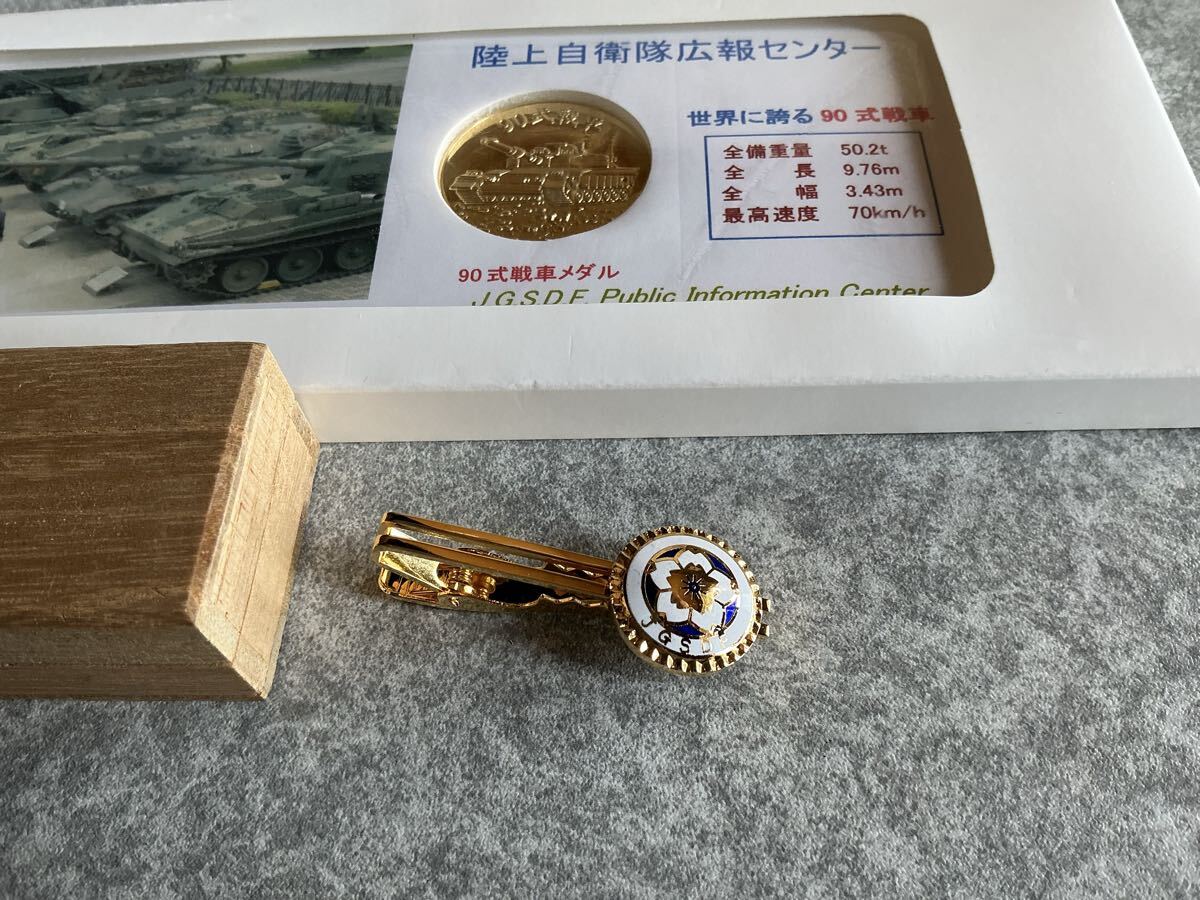 自衛隊　陸上自衛隊　陸上幕僚監部タイピン・90式戦車メダル_画像4