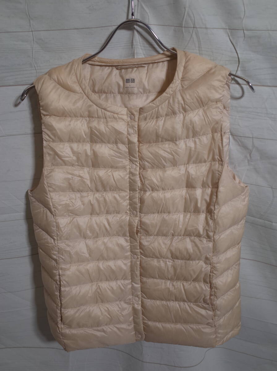 レディース pn253 UNIQLO ユニクロ ウルトラライトダウン ノーカラー ダウンベスト L ベージュ系 インナーダウン_画像1