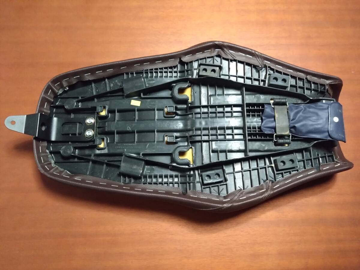 ホンダ GB350 NC59 純正 シート ブラウン 茶色 77200-K0Z-9000 2021年製 車載工具付き!_画像4
