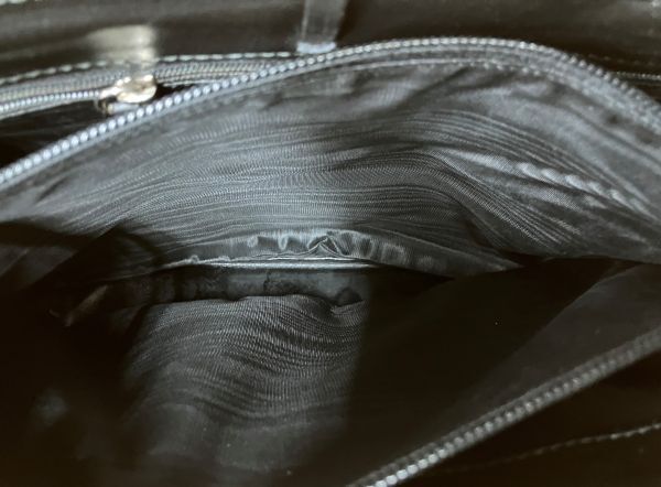 【H416】GIANNI VERSACE ジャンニヴェルサーチ ハンドバッグ レザー 黒 ブラック 鞄 現状品_画像9