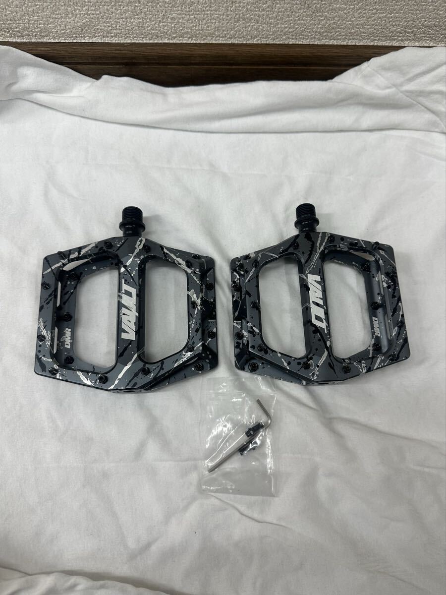★希少★ ■DMR VAULT PEDAL SPECIAL EDITION -LIQUID CAMO CAMOGREY 未使用品　カモフラージュ　グレー　 フラットペダル　ダウンヒル_画像4
