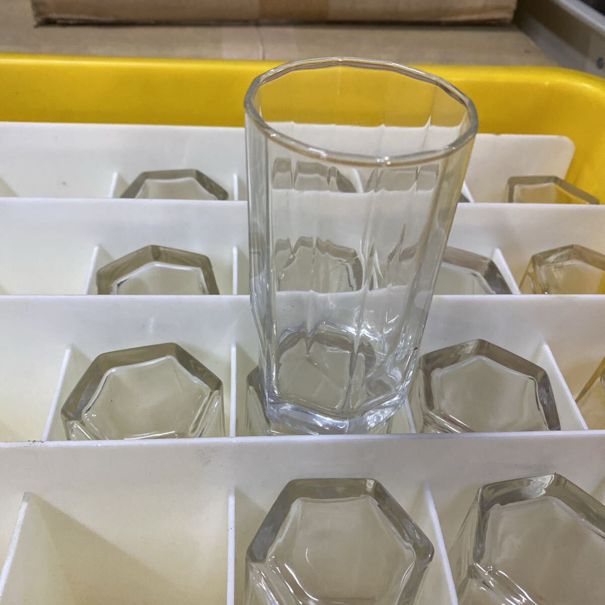 refle● 【引取限定】 キリンビール　ビールケース　グラス　65個　 店舗　宴会　インテリア　当時物　 昭和レトロ　ジャンク　現状品_画像2