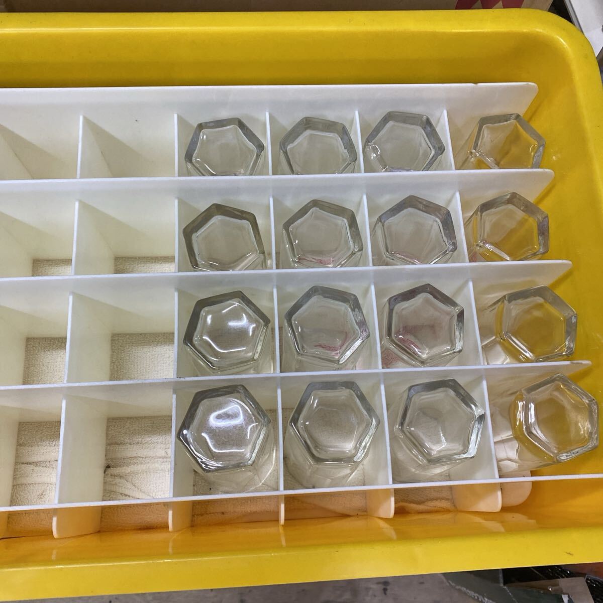 refle● 【引取限定】 キリンビール　ビールケース　グラス　65個　 店舗　宴会　インテリア　当時物　 昭和レトロ　ジャンク　現状品_画像3